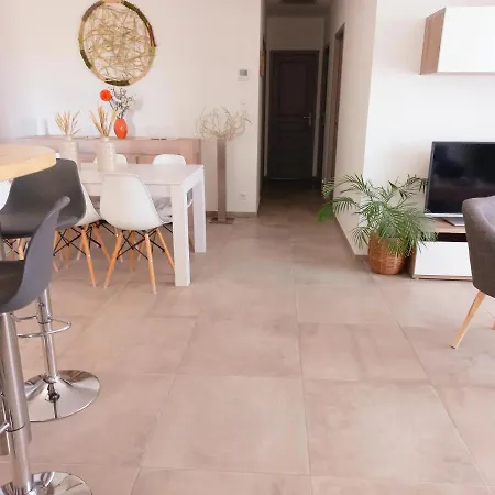 Charmante Dans Un Village Paisible Aux Portes D'uzes Et Des Cevennes