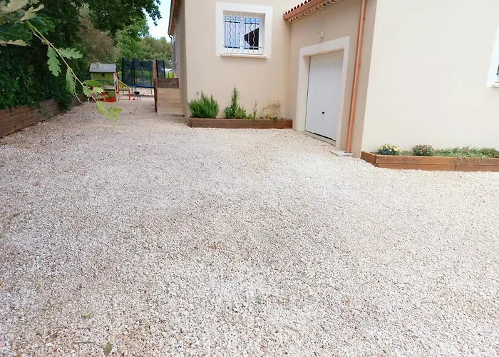 Charmante Dans Un Village Paisible Aux Portes D'uzes Et Des Cevennes