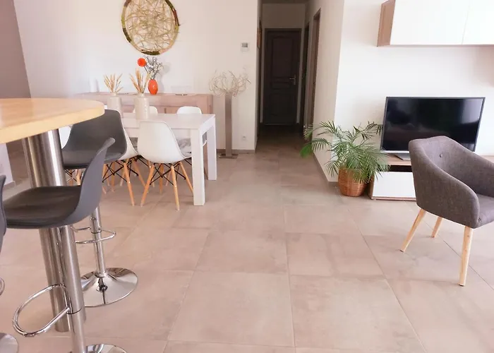 Charmante Dans Un Village Paisible Aux Portes D'uzes Et Des Cevennes